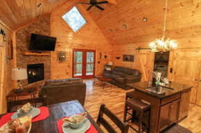 210 Cubs in the Treetops - Luxurious Cabin in Gatlinburg